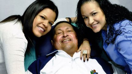 Une photographie du pr&eacute;sident v&eacute;n&eacute;zuelien, Hugo Chavez, entour&eacute; de ses filles&nbsp;dans sa chambre d'h&ocirc;pital de La Havane (Cuba), le 15 f&eacute;vrier 2013.&nbsp; (PRESIDENCIA / AFP)