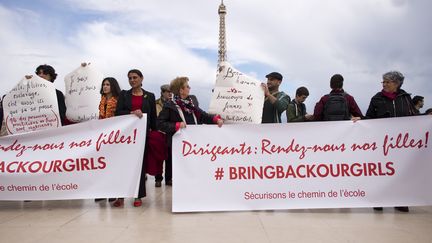 Des manifestants brandissent des pancartes "Bring back our girls", en soutien aux lyc&eacute;ennes enlev&eacute;es au Nigeria, &agrave; Paris, le 13 mai 2014. (LIONEL BONAVENTURE / AFP)