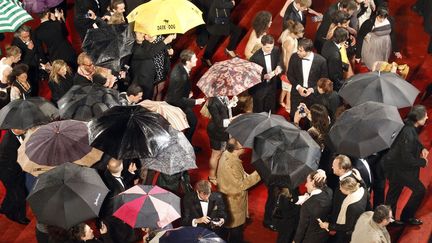 Des pluies diluviennes ont contraint les organisateurs &agrave; annuler des projections &agrave; Cannes.&nbsp; (JEAN-PAUL PELISSIER / REUTERS)