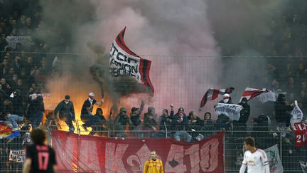 Des supporters de l'Ajax d'Amsterdam allument des fumig&egrave;nes lors d'un match &agrave; Salzbourg (Autriche), le 27 f&eacute;vrier 2014. (MICHAELA REHLE / REUTERS)