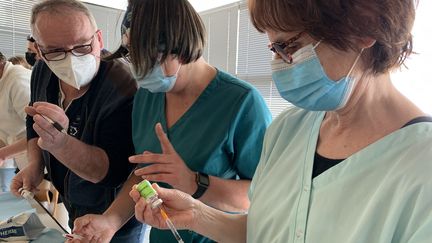 Des infirmiers de Plougastel (Finistère) préparent leurs doses de vaccin contre le Covid-19 avant une tournée des patients à domicile. (NICOLAS OLIVIER / FRANCE-BLEU BREIZH IZEL)