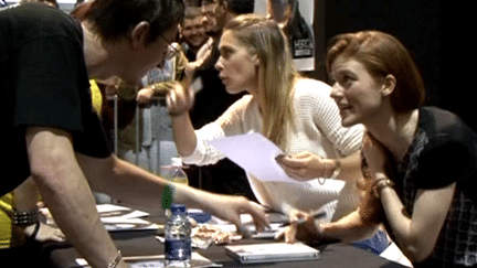 Rose Leslie (en tee-shirt noir à droite) qui joue le rôle d'Ygritte dans la série "Game of Thrones"
 (France 3 Culturebox)