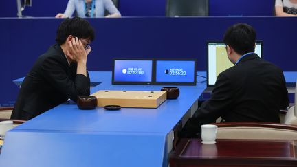 Un joueur d'échecs chinois affrontant le programme d'intelligence artificielle Google à Taiwan, le 27 mai 2017.&nbsp; (STRINGER / IMAGINECHINA)