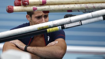 La d&eacute;tresse de Valentin Lavillenie, &eacute;limin&eacute; &agrave; sa premi&egrave;re barre, en finale du concours de saut &agrave; la perche des Mondiaux de Moscou, le 12 ao&ucirc;t 2013.&nbsp; (FRANCK FIFE / AFP)