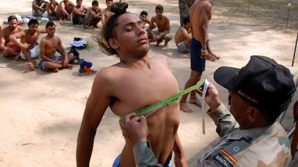 Une recrue potentielle de l'arm&eacute;e indienne se fait mesurer le torse &agrave; Kapurthala (Inde), le 17 octobre 2012. (SHAMMI MEHRA / AFP)