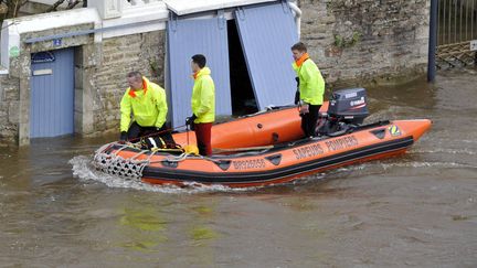 A Quimperl&eacute; (Finist&egrave;re), les pompiers font le tour des habitations pour s'assurer que personne n'a besoin d' &ecirc;tre &eacute;vacu&eacute;, le 7 f&eacute;vrier 2014. (  MAXPPP)