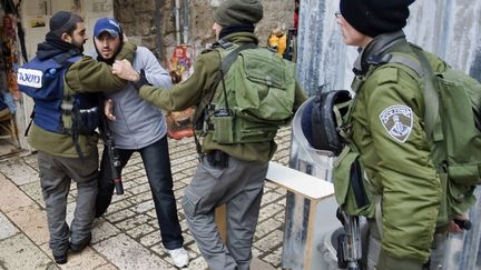 La police isra&eacute;lienne arr&ecirc;te un Palestinien au c&oelig;ur de J&eacute;rusalem (Isra&euml;l), pr&egrave;s de l'esplanade des Mosqu&eacute;es, le 19 f&eacute;vrier 2012. (AHMAD GHARABLI / AFP)