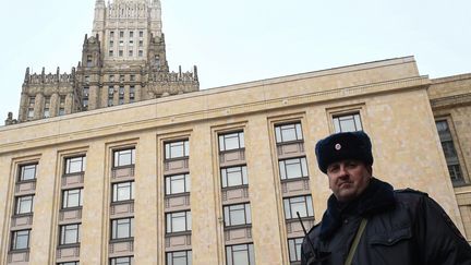 Un policier garde les quartiers du ministère des Affaires étrangères à Moscou, le 21 mars 2018. (YURI KADOBNOV / AFP)