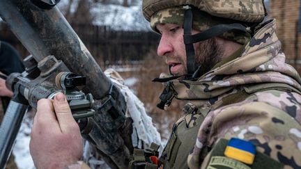 Un soldat ukrainien se prépare à tirer un obus vers Bakhmout, où les affrontements se poursuivent, le 26 janvier 2024. (IGNACIO MARIN / ANADOLU / AFP)