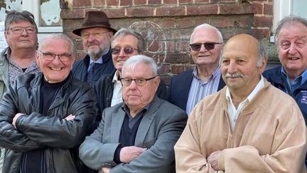 D'anciens élèves de l'école Michelet de Douchy-les-Mines, dans le Nord, se sont retrouvés pour une photo de classe, 70 ans après. La dernière fois qu'ils s'étaient vus, ils étaient en CM1.&nbsp; (CAPTURE D'ÉCRAN FRANCE 3)