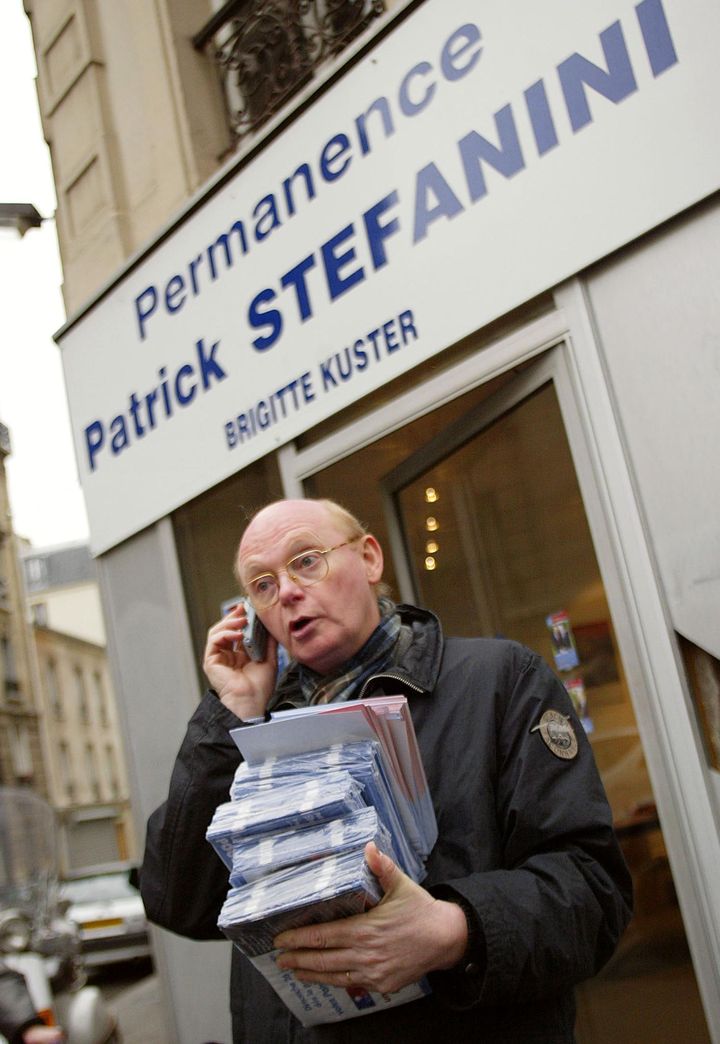 Patrick Stefanini en campagne dans la législative partielle de la 17e circonscription de Paris, le 18 janvier 2003. (JEAN-PIERRE MULLER / AFP)