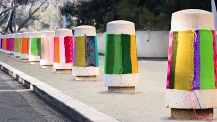 Le Knit graffiti (graffiti urbain au tricot) de Magda Sayeg.
 (Copyright © 2011 Magda Sayeg)