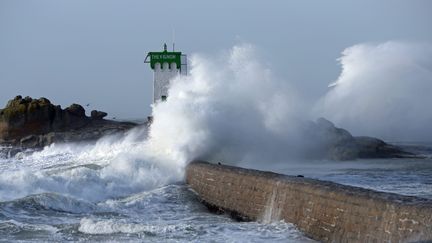 Une vague explose à la pointe de Trévignon, dans le Finistère, le 8 février 2016. (MAXPPP)