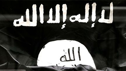 Le symbole de l'organisation jihadiste Etat islamique sur un drapeau (photo d'illustration). (SHUTTERSTOCK/SIPA / SIPA)