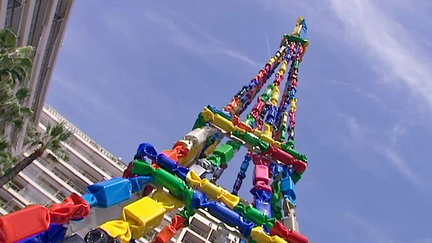 Une tour Eiffel de Bonbons créée par Jenkell pour la cour du Grand Hôtel de Cannes
 (France 3 / Culturebox)