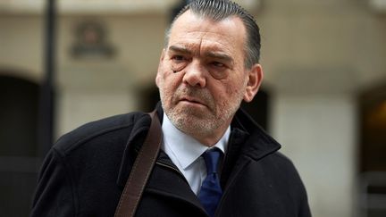 L'avocat Franck Berton quitte un tribunal à Londres (Royaume-Uni), le 19 mars 2018, après une audience du procès sur la mort de la Française Sophie Lionnet. (NIKLAS HALLE'N / AFP)