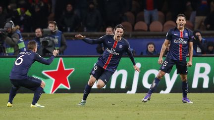 Edinson Cavani fête son but face à Chelsea, le 16 février 2016, au Parc des princes, à Paris. (REUTERS)