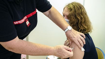 Un jeune de 19 ans se fait vacciner contre le Covid-19 à Cayenne, en Guyane française, le 2 mai 2021. (JODY AMIET / AFP)