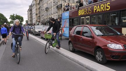 Des cyclistes sur une piste cyclable à Paris&nbsp; (SERGE ATTAL / ONLY FRANCE)