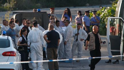 La police et les experts maltais inspectent la zone où la voiture de&nbsp;Daphne Caruana Galizia a explosé, causant la mort de la journaliste et blogueuse. (REUTERS)