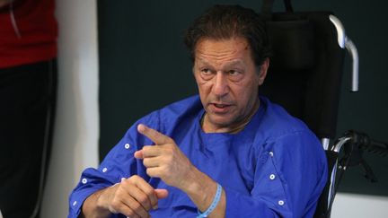 L'ancien Premier ministre pakistanais Imran Khan, à la sortie d'un hôpital de Lahore (Pakistan), le 4 novembre 2022. (MUHAMMED SEMIH UGURLU / ANADOLU AGENCY)