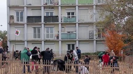 À Rennes, des citoyens se sont mobilisés pour remettre de la verdure au milieu de leur quartier. Un jeune entrepreneur est à l'origine du projet. Il a mobilisé tous les habitants, qui ont joué le jeu. (CAPTURE ECRAN FRANCE 2)