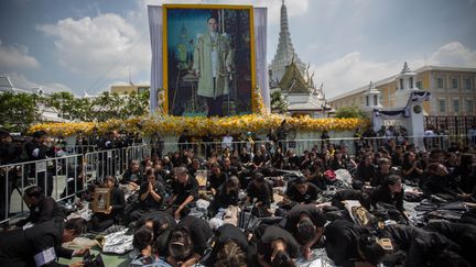 le long deuil des thaïlandais