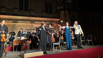 Laurence Equilbey, Insula Orchestra, Olga Pudova, soprano et&nbsp;Armando Noguera&nbsp;baryton, dans la Cour du Duché d'Uzès, Nuits musicales, le 21 juillet 2021 (Laurence Houot / FRANCEINFO CULTURE)