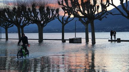 Inondations du lac du Bourget à Aix-les-Bains en décembre 2023, du jamais vu depuis plusieurs dizaines d’années. (Illustration) (FRANCOIS VENTEJOU / FRANCE BLEU PAYS DE SAVOIE / RADIO FRANCE)