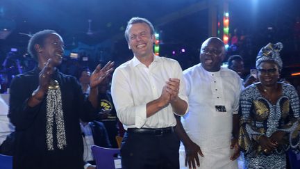 Emmanuel Macron en visite à l'Afrika Shrine, une boîte de nuit de Lagos (Nigeria), le 3 juillet 2018. (LUDOVIC MARIN / AFP)