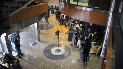 Les membres des forces spéciales à l'intérieur de l'hôtel Radisson Blu à Bamako&nbsp;(Mali) le 20 Novembre 2015 (HABIBOU KOUYATE / AFP)