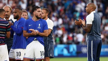 Thierry Henry et ses joueurs, après la finale du tournoi olympique de football entre la France et l'Espagne, vendredi 9 août au Stade de France. (FRANCK FIFE / AFP)