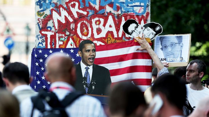 Des activistes manifestent contre les poursuites engag&eacute;es par les Etats-Unis contre Edward Snowden, le 19 juin 2013 &agrave; Berlin (Allemagne). (RONNY HARTMANN / AFP)