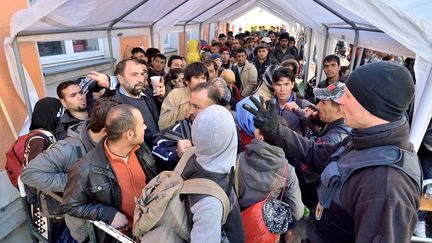 Des r&eacute;fugi&eacute;s arrivent &agrave; la gare de Passau (Allemagne), le 30 septembre 2015. (FALK HELLER / ANADOLU AGENCY / AFP)