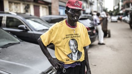 Un supporter du président sortant Alpha Condé à Conakry, le 13 octobre 2020. (JOHN WESSELS / AFP)