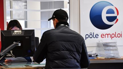 Un demandeur d'emploi fait face à une conseillère à l'agence Pôle emploi de Montpellier (Hérault), le 3 janvier 2019.&nbsp; (PASCAL GUYOT / AFP)