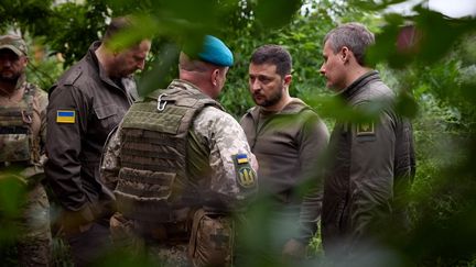 Le président ukrainien Volodymyr Zelensky sur le front de l'est, le 23 mai 2023 à Donetsk (Ukraine). (AFP)