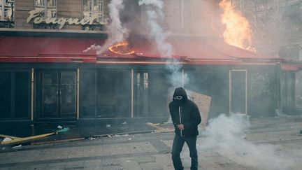 Le célèbre restaurent "Le Fouquet's" vandalisé lors du 18e samedi de mobilisation des "gilets jaunes", le 16 mars 2019, à Paris.&nbsp; (MATHIAS ZWICK / HANS LUCAS / AFP)