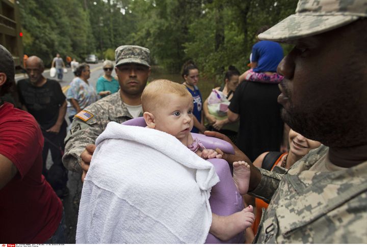 Des militaires évacuent un nourrisson de trois mois lors d'une opération de secours menée près de Walker, en Louisiane (Etats-Unis), dimanche 14 août. (MAX BECHERER / AP/ SIPA)