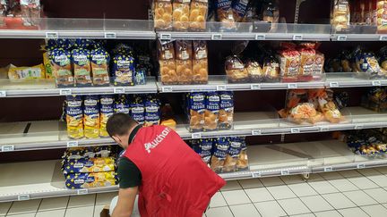 Le rayon brioches d'un supermarché à Valence (Drôme), le 22 avril 2020. (NICOLAS GUYONNET / HANS LUCAS / AFP)