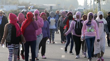 Calais : des dizaines de femmes migrantes manifestent dans la "jungle" leur désir d'aller en Angleterre