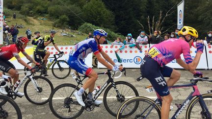 Les coureurs, dont le&nbsp;béarnais Matthieu Ladagnous (Groupama-FDJ), passent au sommet du col de Marie-Blanque lors de la 9e étape du Tour de France 2020 entre Pau et Laruns (Pyrénées-Atlantiques), dimanche 6 septembre 2020. (DAMIEN GOZIOSO / FRANCE-BLEU BÉARN)