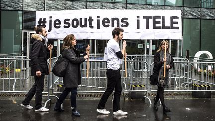 Des journalistes d'i-Télé, le 4 novembre 2016 devant le siège de la chaîne à Boulogne-Billancourt (Hauts-de-Seine). (YANN CASTANIER / HANS LUCAS)