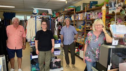 La joyeuse équipe de l’association "Mécanique sans frontière", dans leur friperie solidaire à Bordeaux. (BORIS LOUMAGNE / RADIO FRANCE)