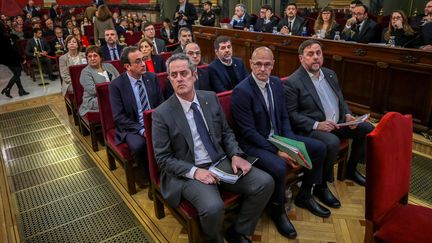 Les leaders indépendantistes catalans Joaquim Forn, Raum Romeva et Oriol Junqueras (au premier rang, de gauche à droite), lors de l'ouverture de leur procès à Madrid (Espagne), le 12 février 2019.&nbsp; (EMILIO NARANJO / POOL / AFP)