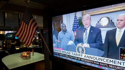 Donald Trump a signé, jeudi 8 mars 2018,&nbsp;les déclarations imposant des droits de douane sur les&nbsp;importations américaines d'aluminium et d'acier. (BRYAN R. SMITH / AFP)