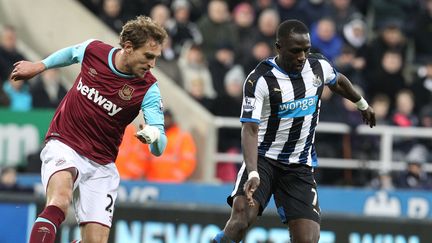 Des joueurs de West Ham et de Newcastle, le 16 janvier 2017 à Newcastle (Royaume-Uni). (LINDSEY PARNABY / AFP)