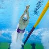 Léon Marchand en pleine coulée lors des séries du 200 m papillon, à l'occasion des championnats du monde de natation, le 26 juillet 2023, à Fukuoka (Japon). (FRANCOIS-XAVIER MARIT / AFP)