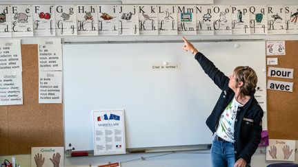 Une enseignante de primaire à Aytre (Charente-Maritime) le 2 septembre 2019. (XAVIER LEOTY / AFP)