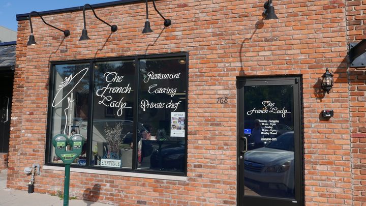 La devanture du restaurant "The French Lady" à Birmingham, sur Woodward Avenue, ne paie pas de mine. Mais à l'intérieur, certains viennent parfois de loin pour savourer des plats bien français. (Photo Emmanuel Langlois / franceinfo)